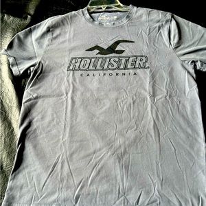 Like new Hollister gray t-shirt in size large.